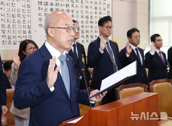[서울=뉴시스] 김금보 기자 = 조원철 법제처장이 24일 오전 서울 여의도 국회에서 열린 법제사법위원회의 법제처에 대한 국정감사에서 선서를 하고 있다. 2025.10.24. kgb@newsis.com