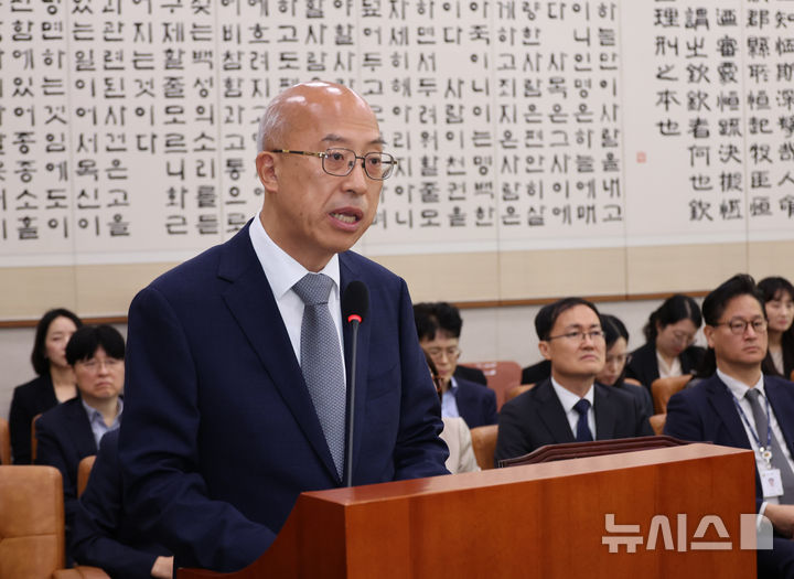 [서울=뉴시스] 김금보 기자 = 조원철 법제처장이 24일 오전 서울 여의도 국회에서 열린 법제사법위원회의 법제처에 대한 국정감사에서 업무보고를 하고 있다. 2025.10.24. kgb@newsis.com