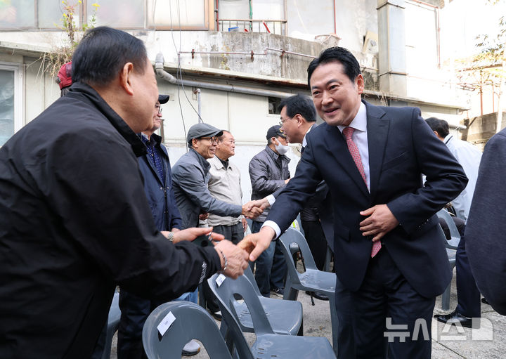 [서울=뉴시스] 조성우 기자 = 장동혁 국민의힘 대표가 24일 오전 서울 노원구 상계5 재정비촉진구역에서 열린 국민의힘 부동산 대책 현장 회의에 참석하며 주민과 인사하고 있다. (공동취재) 2025.10.24. photo@newsis.com