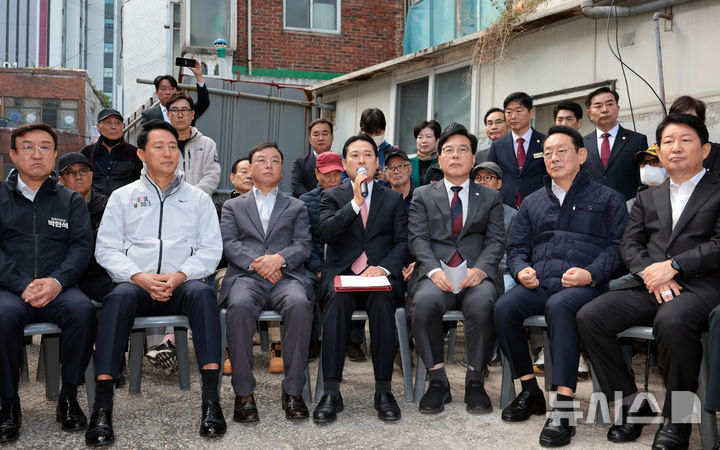 [서울=뉴시스] 조성우 기자 = 장동혁(가운데) 국민의힘 대표가 24일 오전 서울 노원구 상계5 재정비촉진구역에서 열린 국민의힘 부동산 대책 현장 회의에서 발언하고 있다. 왼쪽 두 번째는 오세훈 시장. (공동취재) 2025.10.24. photo@newsis.com