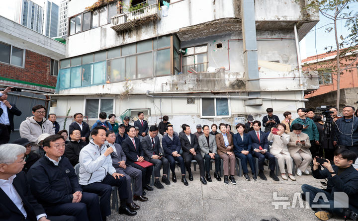 [서울=뉴시스] 조성우 기자 = 오세훈(왼쪽 세 번째) 서울시장이 24일 오전 서울 노원구 상계5 재정비촉진구역에서 열린 국민의힘 부동산 대책 현장 회의에서 발언하고 있다. (공동취재) 2025.10.24. photo@newsis.com