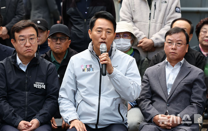 [서울=뉴시스] 조성우 기자 = 오세훈(가운데) 서울시장이 24일 오전 서울 노원구 상계5 재정비촉진구역에서 열린 부동산 대책 현장 회의에서 발언하고 있다. (공동취재) 2025.10.24. photo@newsis.com