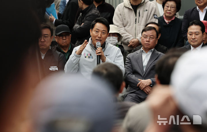 [서울=뉴시스] 조성우 기자 = 오세훈 서울시장이 24일 오전 서울 노원구 상계5 재정비촉진구역에서 열린 국민의힘 부동산 대책 현장 회의에서 발언하고 있다. 오른쪽은 장동혁 국민의힘 대표. (공동취재) 2025.10.24. photo@newsis.com