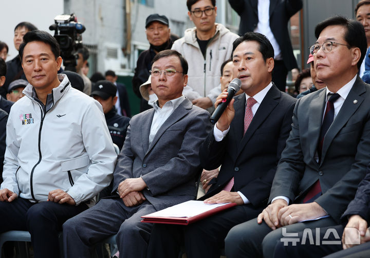 [서울=뉴시스] 조성우 기자 = 장동혁(오른쪽 두 번째) 국민의힘 대표가 24일 오전 서울 노원구 상계5 재정비촉진구역에서 열린 국민의힘 부동산 대책 현장 회의에서 발언하고 있다. 왼쪽은 오세훈 시장. (공동취재) 2025.10.24. photo@newsis.com
