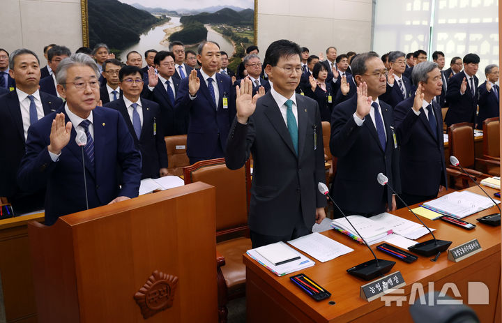 [서울=뉴시스] 김명년 기자 = 강호동 농업협동조합중앙회 회장이 24일 오전 서울 여의도 국회 농림축산식품해양수산위원회에서 열린 농협중앙회-한국마사회 등에 대한 국정감사에서 선서하고 있다. 2025.10.24. kmn@newsis.com