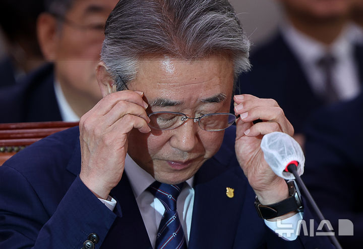 [서울=뉴시스] 김명년 기자 = 사진은 강호동 농협중앙회장이 지난달 24일 오전 서울 여의도 국회 농림축산식품해양수산위원회에서 열린 농협중앙회-한국마사회 등에 대한 국정감사에서 안경을 만지고 있는 모습. 2025.10.24. kmn@newsis.com