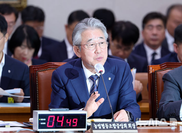 [서울=뉴시스] 김명년 기자 = 강호동 농협중앙회장이 24일 오전 서울 여의도 국회 농림축산식품해양수산위원회에서 열린 농협중앙회-한국마사회 등에 대한 국정감사에서 질의에 답하고 있다. 2025.10.24. kmn@newsis.com
