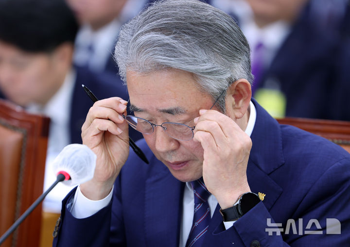 [서울=뉴시스] 김명년 기자 = 강호동 농협중앙회장이 24일 오전 서울 여의도 국회 농림축산식품해양수산위원회에서 열린 농협중앙회-한국마사회 등에 대한 국정감사에서 안경을 고쳐쓰고 있다. 2025.10.24. kmn@newsis.com