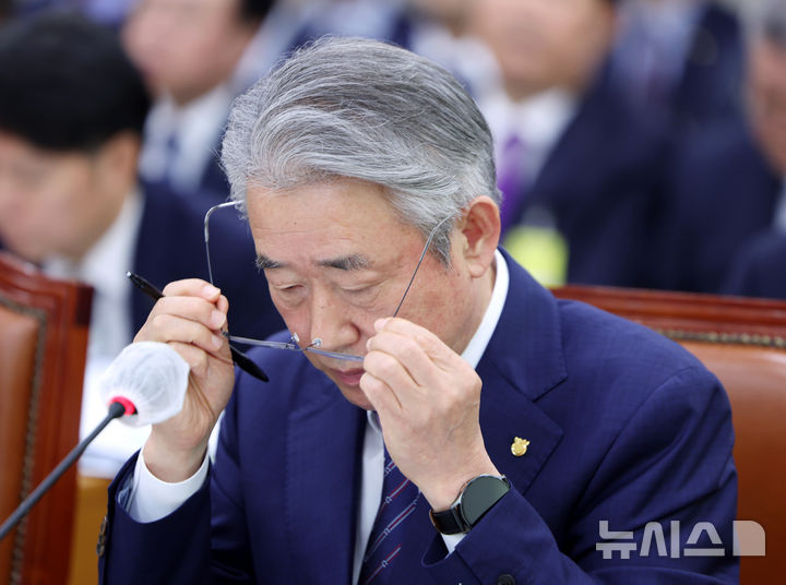 [서울=뉴시스] 김명년 기자 = 강호동 농협중앙회장이 지난 10월24일 오전 서울 여의도 국회 농림축산식품해양수산위원회에서 열린 농협중앙회-한국마사회 등에 대한 국정감사에서 안경을 고쳐쓰고 있다. 2025.10.24. kmn@newsis.com