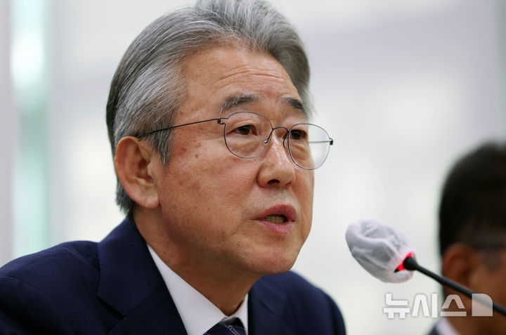 [서울=뉴시스] 김명년 기자 = 사진은 강호동 농협중앙회장이 지난 10월 24일 오전 서울 여의도 국회 농림축산식품해양수산위원회에서 열린 농협중앙회-한국마사회 등에 대한 국정감사에서 질의에 답하고 있는 모습. 2025.10.24. kmn@newsis.com