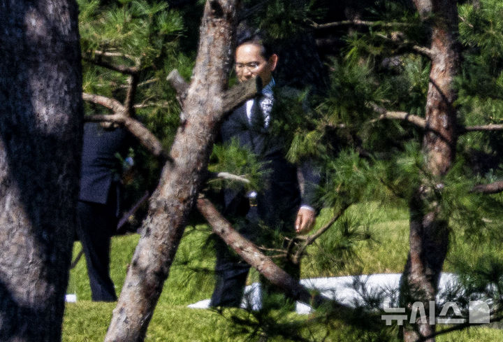 [수원=뉴시스] 정병혁 기자 = 이재용 삼성전자 회장이 24일 경기도 수원 선영에서 진행된 고(故) 이건희 삼성 선대회장의 5주기 추도식에 참석하고 있다. 2025.10.24 jhope@newsis.com