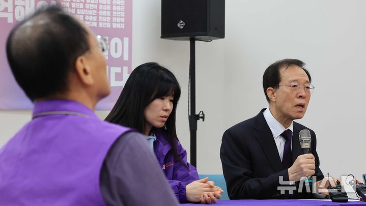 [서울=뉴시스] 추상철 기자 = 이석연 국민통합위원장이 24일 오전 이태원 참사 3주기를 앞두고 서울 종로구 적선현대빌딩에 마련된 ‘별들의 집’을 방문, 인사말을 하고 있다. (공동취재) 2025.10.24. scchoo@newsis.com