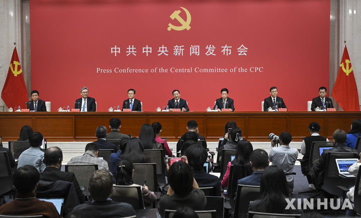 [베이징=신화/뉴시스] 중국공산당 중앙위원회는 24일 베이징에서 제20기 중앙위원회 제4차 전체회의(20기 4중전회) 결과를 설명하는 기자회견을 개최했다. 2025.10.24