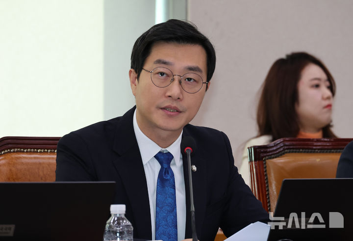 [서울=뉴시스] 김금보 기자 = 장경태 더불어민주당 의원이 지난달 24일 오전 서울 여의도 국회에서 열린 법제사법위원회의 법제처에 대한 국정감사에서 질의를 하고 있다. 2025.10.24. kgb@newsis.com