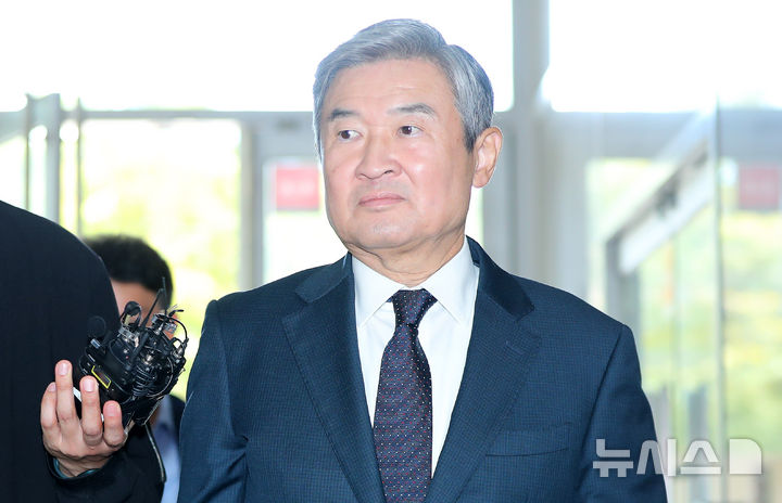 [서울=뉴시스] 김혜진 기자 = 조태용 전 국가안보실장이 24일 오전 서울 서초구 순직해병 특별검사팀(특별검사 이명현)에 피의자 조사를 받기 위해 출석하고 있다 2025.10.24 jini@newsis.com