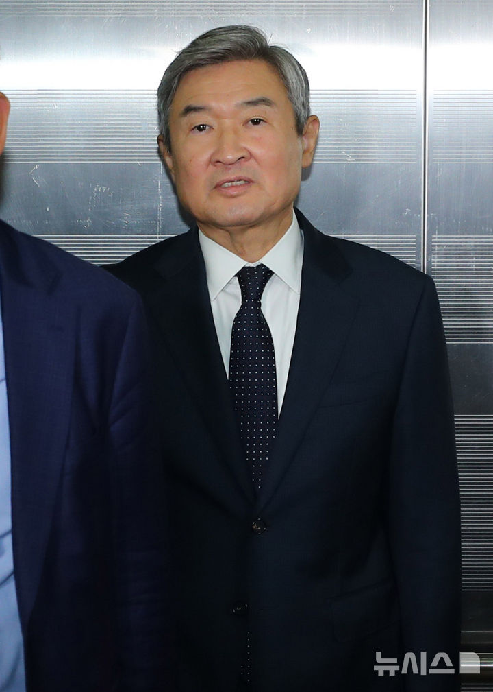 [서울=뉴시스] 김혜진 기자 = 조태용 전 국가안보실장이 24일 오전 서울 서초구 순직해병 특별검사팀(특별검사 이명현)에 피의자 조사를 받기 위해 출석하고 있다 2025.10.24 jini@newsis.com