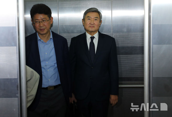 [서울=뉴시스] 김혜진 기자 = 조태용 전 국가안보실장이 24일 오전 서울 서초구 순직해병 특별검사팀(특별검사 이명현)에 피의자 조사를 받기 위해 출석하고 있다 2025.10.24 jini@newsis.com