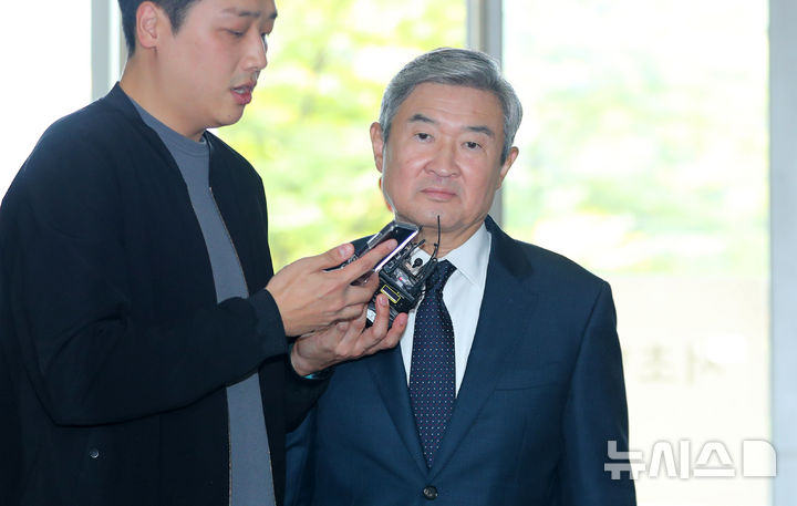 [서울=뉴시스] 김혜진 기자 = 조태용 전 국가안보실장이 24일 오전 서울 서초구 순직해병 특별검사팀(특별검사 이명현)에 피의자 조사를 받기 위해 출석하고 있다 2025.10.24 jini@newsis.com