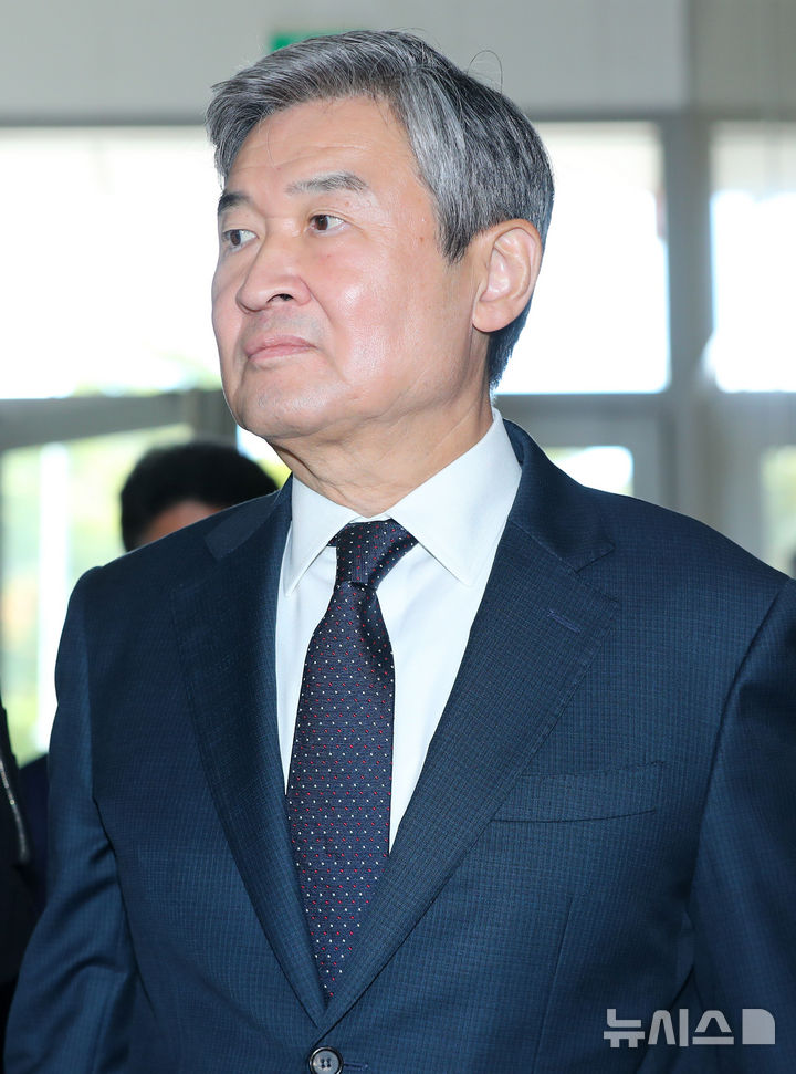 [서울=뉴시스] 김혜진 기자 = 조태용 전 국가안보실장이 24일 오전 서울 서초구 순직해병 특별검사팀(특별검사 이명현)에 피의자 조사를 받기 위해 출석하고 있다 2025.10.24 jini@newsis.com