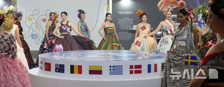 [서울=뉴시스] 홍효식 기자 = 24일 서울 용산구 전쟁기념관에서 열린 2025 유엔참전기념행사에서 '우리는 하나: 평화의 발걸음'을 주제로 한 참전국 의상쇼 퍼포먼스가 진행되고 있다. 2025.10.24. yesphoto@newsis.com