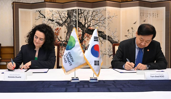 [서울=뉴시스] 구윤철 부총리 겸 기획재정부 장관이 지난해 10월24일 서울 종로구 정부서울청사에서 마팔다 두아르테 녹색기후기금(GCF) 사무총장과 녹색기후기금 초급전문가(JPO) 신설을 위한 양해각서에 서명하고 있는 모습. (사진=기획재정부 제공) 2025.10.26. photo@newsis.com *재판매 및 DB 금지