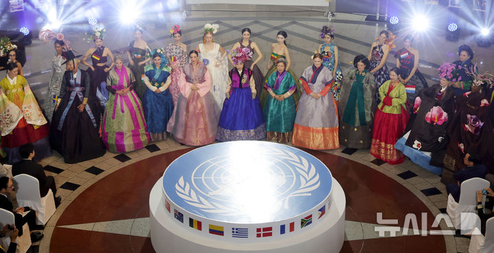 [서울=뉴시스] 홍효식 기자 = 24일 서울 용산구 전쟁기념관에서 열린 2025 유엔참전기념행사에서 '우리는 하나: 평화의 발걸음'을 주제로 한 참전국 의상쇼 퍼포먼스가 진행되고 있다. 2025.10.24. yesphoto@newsis.com