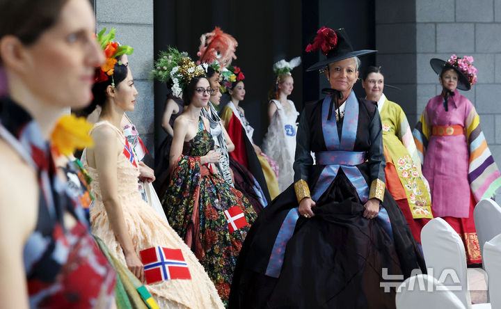 [서울=뉴시스] 홍효식 기자 = 24일 서울 용산구 전쟁기념관에서 열린 2025 유엔참전기념행사에서 '우리는 하나: 평화의 발걸음'을 주제로 한 참전국 의상쇼 퍼포먼스가 진행되고 있다. 2025.10.24. yesphoto@newsis.com