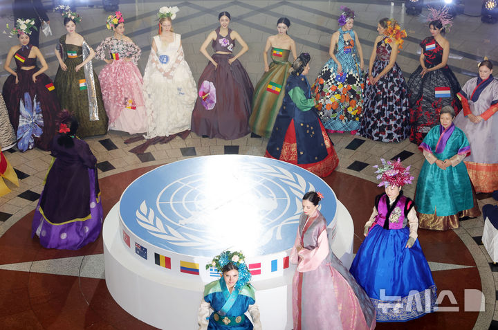 [서울=뉴시스] 홍효식 기자 = 24일 서울 용산구 전쟁기념관에서 열린 2025 유엔참전기념행사에서 '우리는 하나: 평화의 발걸음'을 주제로 한 참전국 의상쇼 퍼포먼스가 진행되고 있다. 2025.10.24. yesphoto@newsis.com