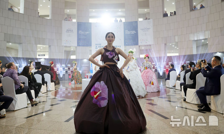 [서울=뉴시스] 홍효식 기자 = 24일 서울 용산구 전쟁기념관에서 열린 2025 유엔참전기념행사에서 '우리는 하나: 평화의 발걸음'을 주제로 한 참전국 의상쇼 퍼포먼스가 진행되고 있다. 2025.10.24. yesphoto@newsis.com