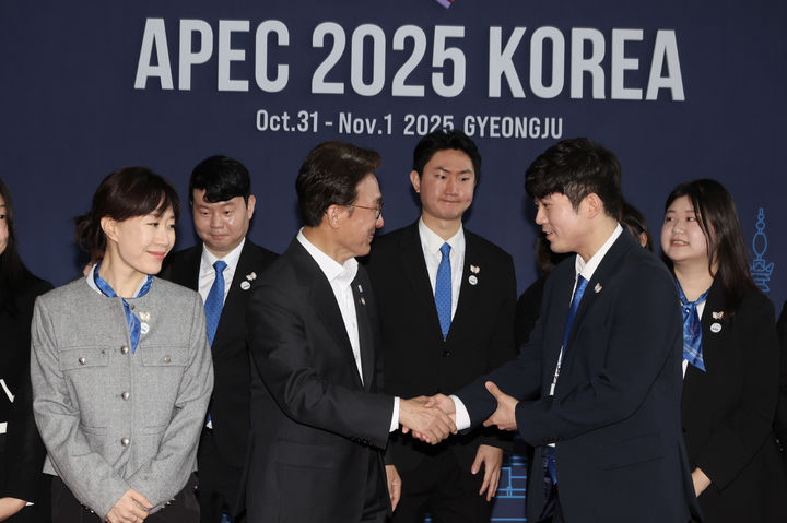 [서울=뉴시스] 추상철 기자 = 김민석 국무총리가 24일 경북 경주시 APEC 정상회의 관련 시설에서 정상 및 대표단을 근접 수행하는 의전관을 만나 격려하고 있다. (사진= 국무총리실 제공) 2025.10.24. photo@newsis.com *재판매 및 DB 금지