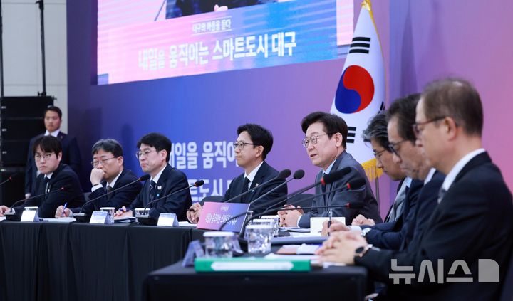 [대구=뉴시스] 고범준 기자 = 이재명 대통령이 24일 대구광역시 북구 엑스코에서 열린 '대구의 마음을 듣다' 타운홀 미팅에서 발언하고 있다. 2025.10.24. bjko@newsis.com