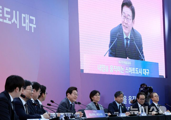 [대구=뉴시스] 고범준 기자 = 이재명 대통령이 24일 대구광역시 북구 엑스코에서 열린 '대구의 마음을 듣다' 타운홀 미팅에서 발언하고 있다. 2025.10.24. bjko@newsis.com