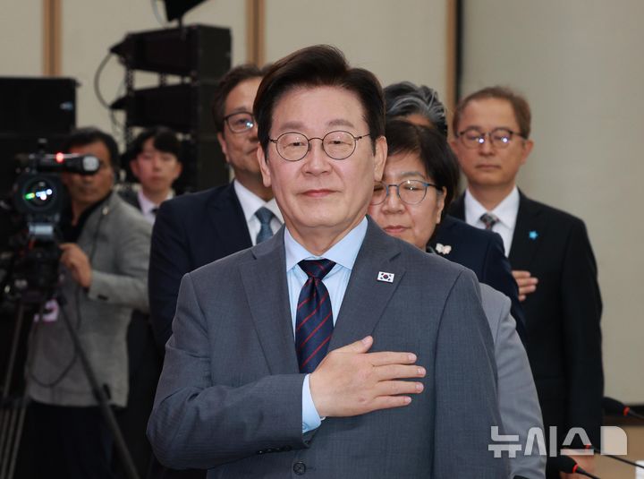 [대구=뉴시스] 고범준 기자 = 이재명 대통령이 24일 대구광역시 북구 엑스코에서 열린 '대구의 마음을 듣다' 타운홀 미팅에서 국민의례를 하고 있다. 2025.10.24. bjko@newsis.com