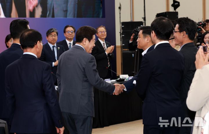 [대구=뉴시스] 고범준 기자 = 이재명 대통령이 24일 대구광역시 북구 엑스코에서 열린 '대구의 마음을 듣다' 타운홀 미팅에서 참석자들과 인사하고 있다. 2025.10.24. bjko@newsis.com