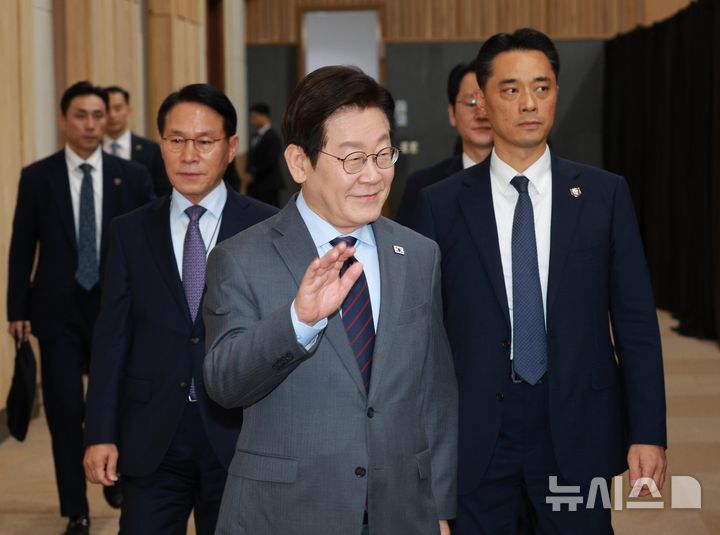 [대구=뉴시스] 고범준 기자 = 이재명 대통령이 24일 대구광역시 북구 엑스코에서 열린 '대구의 마음을 듣다' 타운홀 미팅에 입장하며 인사하고 있다. 2025.10.24. bjko@newsis.com