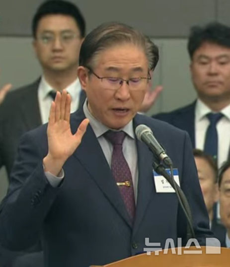 [대전=뉴시스] 이창우 기자=임기철 광주과학기술원(GiST) 총장이 24일 대전 한국전자통신연구원(ETRI)에서 열린 과학기술정보방송통신위원회 국정감사에 출석해 대표로 증인 선서를 하고 있다. 2025.10.23. (사진=국회방송 갈무리) photo@newsis.com