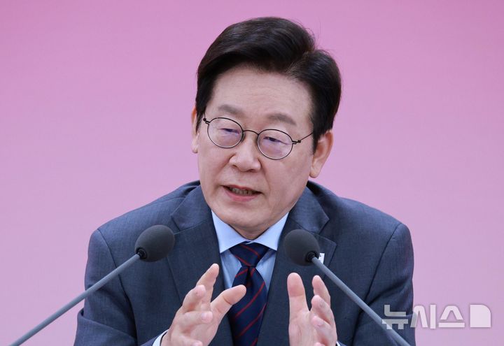 [대구=뉴시스] 고범준 기자 = 이재명 대통령이 24일 대구광역시 북구 엑스코에서 열린 '대구의 마음을 듣다' 타운홀 미팅에서 발언하고 있다. 2025.10.24. bjko@newsis.com