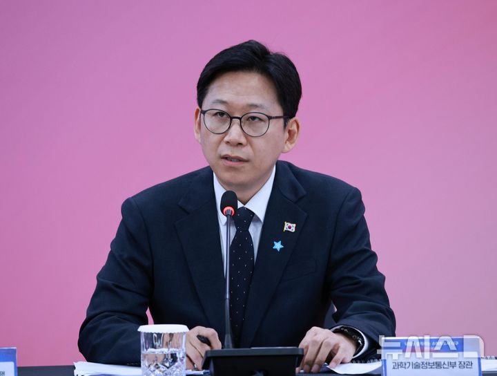 [대구=뉴시스] 고범준 기자 = 배경훈 부총리 겸 과학기술정보통신부 장관이 24일 대구광역시 북구 엑스코에서 열린 '대구의 마음을 듣다' 타운홀 미팅에서 발언하고 있다. 2025.10.24. bjko@newsis.com