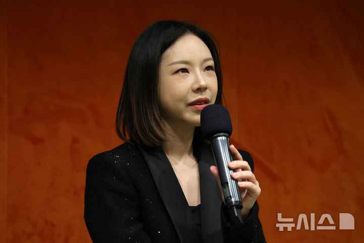 [서울=뉴시스] 박진희 기자 = 진솔 말러리안 오케스트라 예술감독이 24일 서울 강남구 풍월당에서 '말러리안 시리즈 8' 기자간담회를 하고 있다. 진솔 예술감독은 오는 26일 예술의전당 콘서트홀에서 '말러리안 시리즈 8-말러 교향곡 4번'을 선보인다. 2025.10.24. pak7130@newsis.com