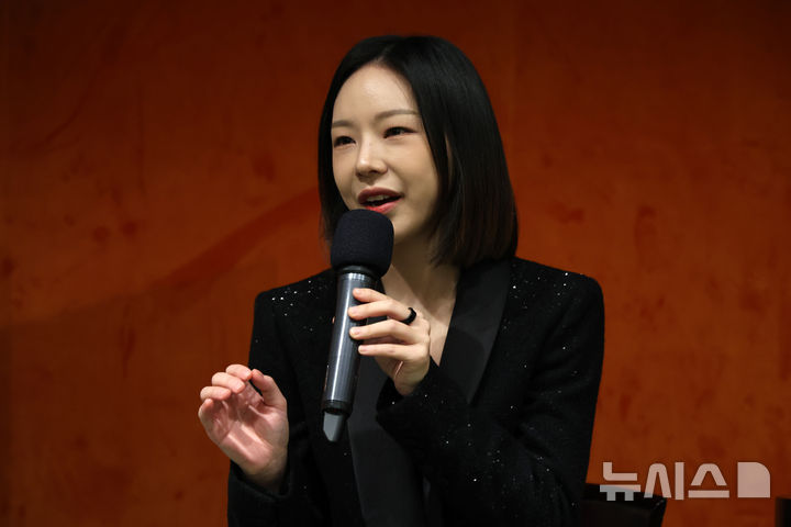 [서울=뉴시스] 박진희 기자 = 지휘자 진솔. 사진은 지난해 10월 서울 강남구 풍월당에서 열린 '말러리안 시리즈 8' 기자간담회에서 발언하고 있는 진솔. 2026.03.17. pak7130@newsis.com