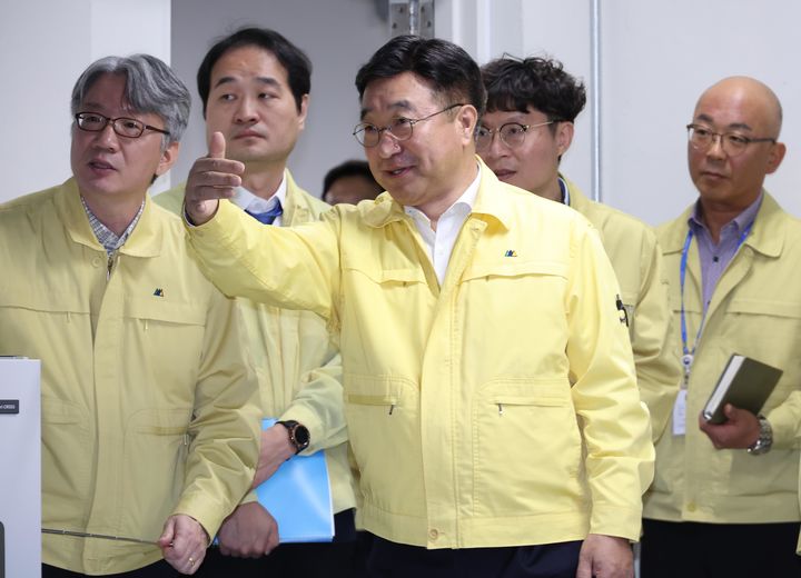 [서울=뉴시스] 윤호중 행정안전부 장관. (사진=행정안전부 제공) 2025.10.24. photo@newsis.com *재판매 및 DB 금지