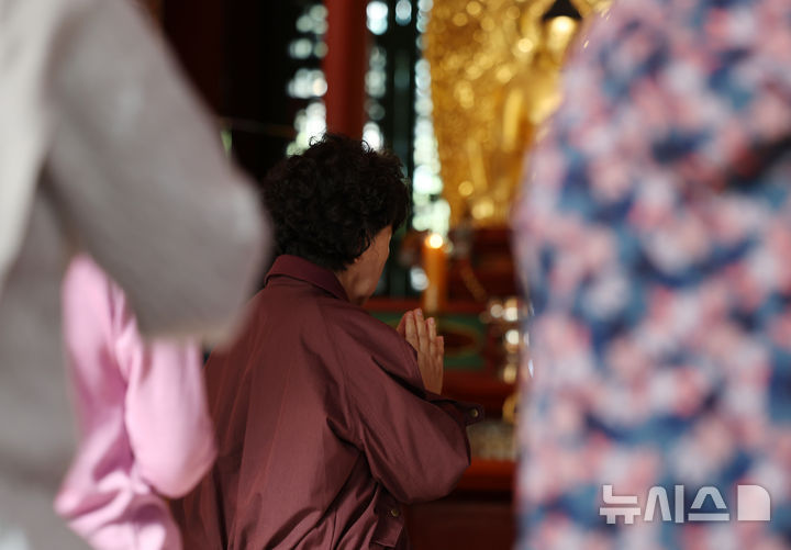 [서울=뉴시스] 조성우 기자 = 2026학년도 대학수학능력시험을 20일 앞둔 24일 오후 서울 종로구 조계사에서 신도들이 학업성취 기원 화엄성중 기도를 하고 있다. 2025.10.24. xconfind@newsis.com