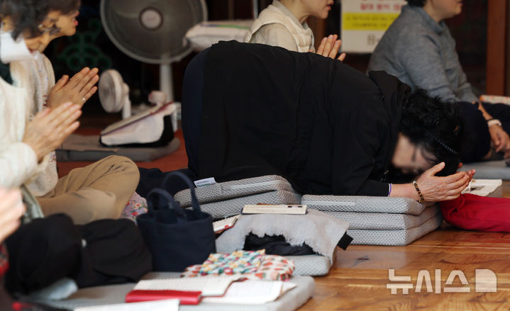 [서울=뉴시스] 조성우 기자 = 2026학년도 대학수학능력시험을 20일 앞둔 24일 오후 서울 종로구 조계사에서 신도들이 학업성취 기원 화엄성중 기도를 하고 있다. 2025.10.24. xconfind@newsis.com