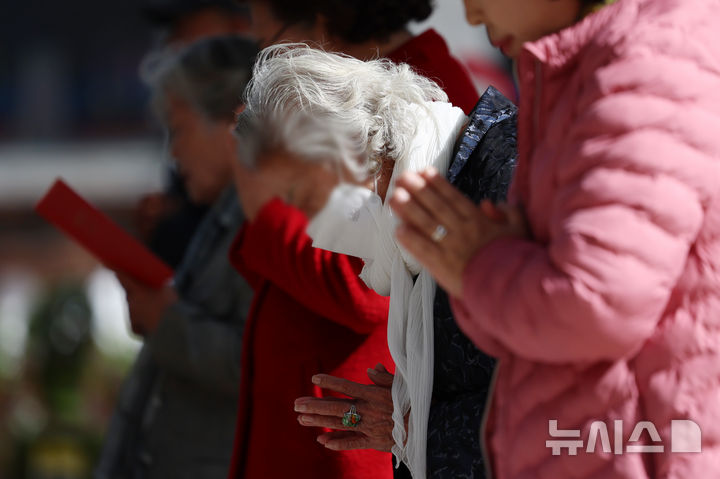 [서울=뉴시스] 조성우 기자 = 2026학년도 대학수학능력시험을 20일 앞둔 24일 오후 서울 종로구 조계사에서 신도들이 학업성취 기원 화엄성중 기도를 하고 있다. 2025.10.24. xconfind@newsis.com