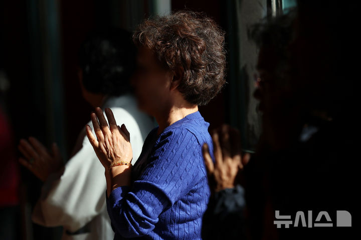 [서울=뉴시스] 조성우 기자 = 2026학년도 대학수학능력시험을 20일 앞둔 24일 오후 서울 종로구 조계사에서 신도들이 학업성취 기원 화엄성중 기도를 하고 있다. 2025.10.24. xconfind@newsis.com