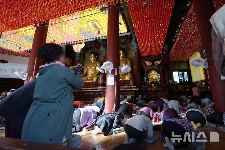 [서울=뉴시스] 조성우 기자 = 2026학년도 대학수학능력시험을 20일 앞둔 24일 오후 서울 종로구 조계사에서 신도들이 학업성취 기원 화엄성중 기도를 하고 있다. 2025.10.24. xconfind@newsis.com