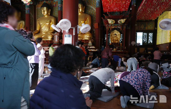 [서울=뉴시스] 조성우 기자 = 2026학년도 대학수학능력시험을 20일 앞둔 24일 오후 서울 종로구 조계사에서 신도들이 학업성취 기원 화엄성중 기도를 하고 있다. 2025.10.24. xconfind@newsis.com