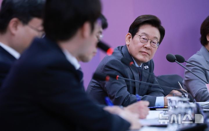 [대구=뉴시스] 고범준 기자 = 이재명 대통령이 24일 대구광역시 북구 엑스코에서 열린 '대구의 마음을 듣다' 타운홀 미팅에서 하정우 AI미래기획수석의 발언을 듣고 있다. 2025.10.24. bjko@newsis.com