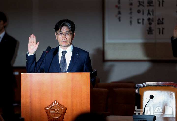 [서울=뉴시스] 김명년 기자 = 오동운 고위공직자범죄수사처장이 24일 오후 서울 여의도 국회 법제사법위원회에서 열린 공수처에 대한 국정감사에서 선서하고 있다. 2025.10.24. kmn@newsis.com
