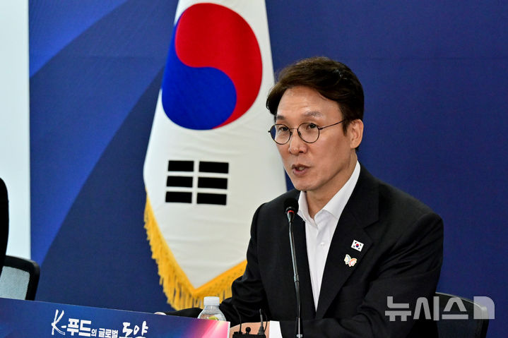 [밀양=뉴시스] 차용현 기자 = 김민석 국무총리가 지난 24일 오후 경남 밀양시 삼양식품 밀양공장에서 열린 제5회 국정현안관계장관회의에 참석해 모두 발언을 하고 있다. 2025.10.24. con@newsis.com